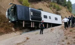 Yolcu Otobüsü Şarampole Devrildi: 5 Yaralı