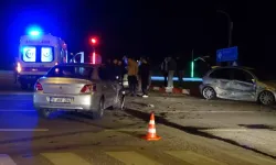 Tavşanlı'da Iki Otomobilin Çarpışması, 2 Kişi Yaralandı