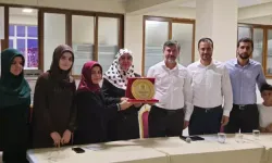 Hatay'da Yılın Ailesine Plaket Verildi