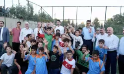 Bakan Kurum, Halı Saha Sözünü Tuttuğu Çocuklarla Futbol Oynadı