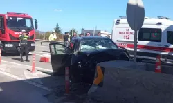 Otoyol Gişelerinde Beton Duvara Çarpan Otomobilin Sürücüsü Öldü, Eşi Yaralı