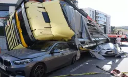 İzmir'de Şoförü Polisten Kaçan TIR, İki Otomobilin Üzerine Devrildi; 2 Yaralı