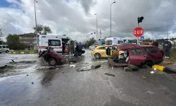 Kavşakta Çarpışan Otomobillerden Biri İkiye Bölündü; 1'i Çocuk, 6 Yaralı