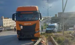 Bursa'da TIR, Hafif Ticari Araca Çarptı: Kaza Anı Güvenlik Kamerasında Görüntülendi