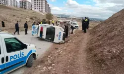 Dur’ ihtarından kaçan ehliyetsiz sürücüyü takip eden polis otosu takla attı: 2 polis yaralı