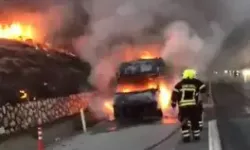 Tarsus'ta Seyir Halindeki Minibüs Alev Alev Yandı