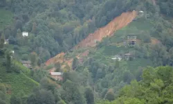 Rize'de Heyelan: 2 Boş Ev Toprak Altında Kaldı