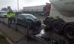 Bariyerleri Aşıp Karşı Yöne Geçen Tanker, Otomobille Çarpıştı: 2 Yaralı