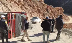 Gaziantep'te Kontrolden Çıkan Kamyon Devrildi, Sürücü Yaralandı