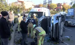 Başakşehir'de Önce Cipe Ardından 3 Ağaca Çarpan Otomobil Devrildi