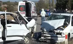 Kütahya'da 2 Otomobil, Kafa Kafaya Çarpıştı; 5 Yaralı