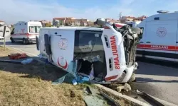 Hasta Taşıyan Ambulansla Otomobil Çarpıştı: 3'ü Sağlık Çalışanı, 7 Yaralı