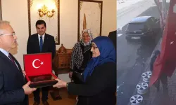 Aksaray Valisi'nden İş Yeri Önündeki Bayrağı Öpen Bastonlu Kadına Hediye