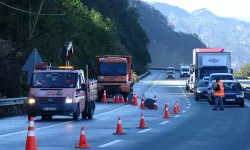 Karadeniz Sahil Yolu’ndaki Heyelan Temizleniyor, Ulaşım Tek Şeritten Sağlanıyor