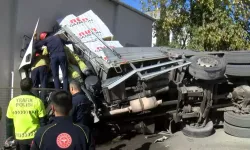 Kartal'da Gaz Beton Yüklü Kamyon 2 Katlı Binaya Girdi: 1 Yaralı