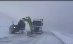 Bayburt'ta Kar Yolu Kapatınca TIR Mahsur Kaldı, İş Makinesi ile Kurtarıldı