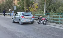 Pikniğe Giderken Otomobilin Çarptığı Motosikletten Uçuruma Düştü