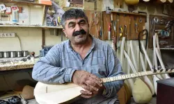 Sivaslı Bağlama Ustası, 11 Binden Fazla Saz Yaparak Dünya Genelinde İlgi Görüyor