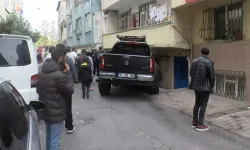 Esenler’de Pikap, Yola Çıkan Çocuğa Çarpmamak İçin Direksiyonu Kırdı, Apartmana Çarptı