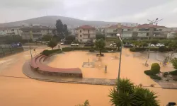 Çeşme’de Sağanak Yağış Yolları Göle Döndürdü, Eşyalar Sürüklendi