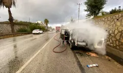 Antalya'da Hafif Ticari Araç Yangında Hasar Gördü