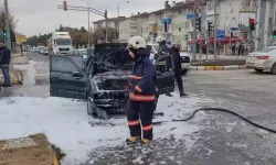 Elazığ’da Seyir Halindeki Otomobil Alev Alarak Yandı