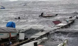 Sağanak ve Fırtına Nedeniyle Tekneler Battı, Kurtarma Çalışmaları Başlatıldı