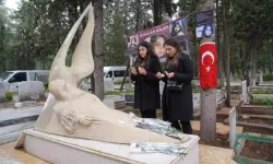 Kadına Şiddetin Simgesi Özgecan Aslan, Mezarı Başında Anıldı