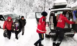 Kardan Kapalı Mahallede Rahatsızlanan Kadın, UMKE Tarafından Hastaneye Yetiştirildi