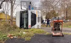 Altyapı Çalışması Sonrası Yol Çöktü, Hafriyat Kamyonu Çukura Düştü