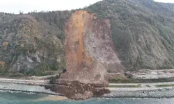 Karadeniz Sahil Yolu’nda Heyelanın İzleri Siliniyor; 1 Araç İçin Arama Çalışmaları Sürüyor