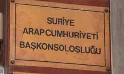 Suriye Konsolosluğu'nda Yeni Bayrak Krizi: Rejim Bayrağı İndirildi, Muhalifler Özgür Suriye Bayrağını Astı