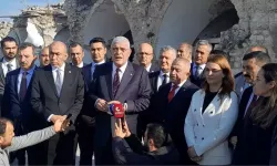 İYİ Parti Genel Başkanı Müsavat Dervişoğlu Hatay’da Depremzedeleri Ziyaret Etti, Çözüm Önerileri Sundu