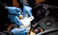 Otomobilin Motor Kısmında Uyuşturucu Ele Geçirildi; 2 Gözaltı