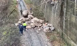 Heyelan Nedeniyle Demir Yolu Ulaşıma Kapandı, Ekipler Çalışmalara Başladı