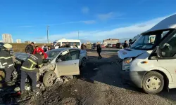 Öğrenci Servisiyle Otomobil Çarpıştı: 13 Yaralı