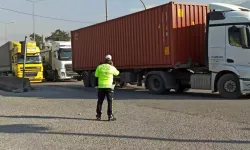 Giriş Yapmak İsteyen TIR'lar Trafik Akışını Aksatıyor