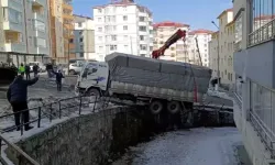 Buzlu Yolda Kayarak Bitlis Deresi'nin İstinad Duvarında Asılı Kalan Kamyon, Ekipler Tarafından Kurtarıldı