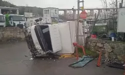 Yağmur Sonrası Kayganlaşan Yolda Kamyonet Devrildi: 2 Kişi Yaralandı