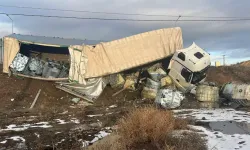 Buz Tutan Yollarda Araçlar Devrildi: 1 Yaralı