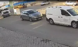 Motosiklet ve Kamyonet Çarpıştı; Kaza Anı Kamerada