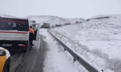 Kar Yağışı Etkili Oldu; Bahçesaray Kara Yolu Trafiğe Kapatıldı