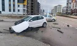 Kavşakta Otomobiller Çarpıştı: Maddi Hasar Meydana Geldi