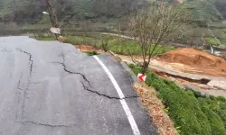 Heyelanda Köy Yolu Çöktü, Elektrik ve Doğal Gaz Kesintisi Yaşandı