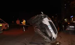 Alkollü Sürücü, Otomobiliyle Park Halindeki Araçlara Çarparak Yan Yattı