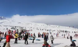 Erciyes Kayak Merkezi'nde Hafta Sonu Yoğunluğu: Kayakseverler Büyüleniyor