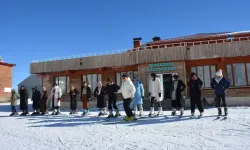 Kar Görmemiş Öğrenciler, Hakkari'de Kayak Dersi Alıyor