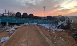 Korkunç Kaza: Yem Yüklü TIR Devrildi, Şoför Hastaneye Kaldırıldı