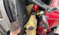 TIR Felaketi! Şoför Yokuşta Devrilen Araçta Sıkışarak Hayatta Kalma Mücadelesi Verdi!