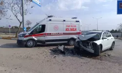 Ambulans ve Otomobil Feci Kaza Yaptı: 2 Yaralı!